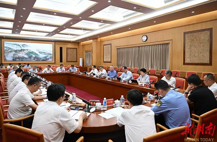 Le secrétaire du comité provincial du Hunan préside une réunion spéciale pour étudier la liste des problèmes à rectifier dans le domaine des feux d'artifice et pétards.